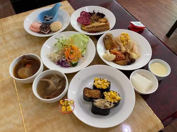 嘉義市美食素蔬食吃到飽》草行居百匯蔬食菜單價位大公開！再遠也要去朝聖號稱嘉義素食王料理~嘉義必吃美食小吃餐廳推薦。