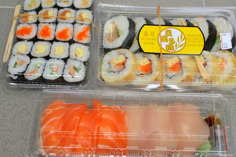 吃。高雄｜左營區。高雄知名平價壽司店，專賣外帶壽司、內用套餐、日式定食、生魚片、燒烤、小火鍋及鍋燒麵「喜多園壽司」。