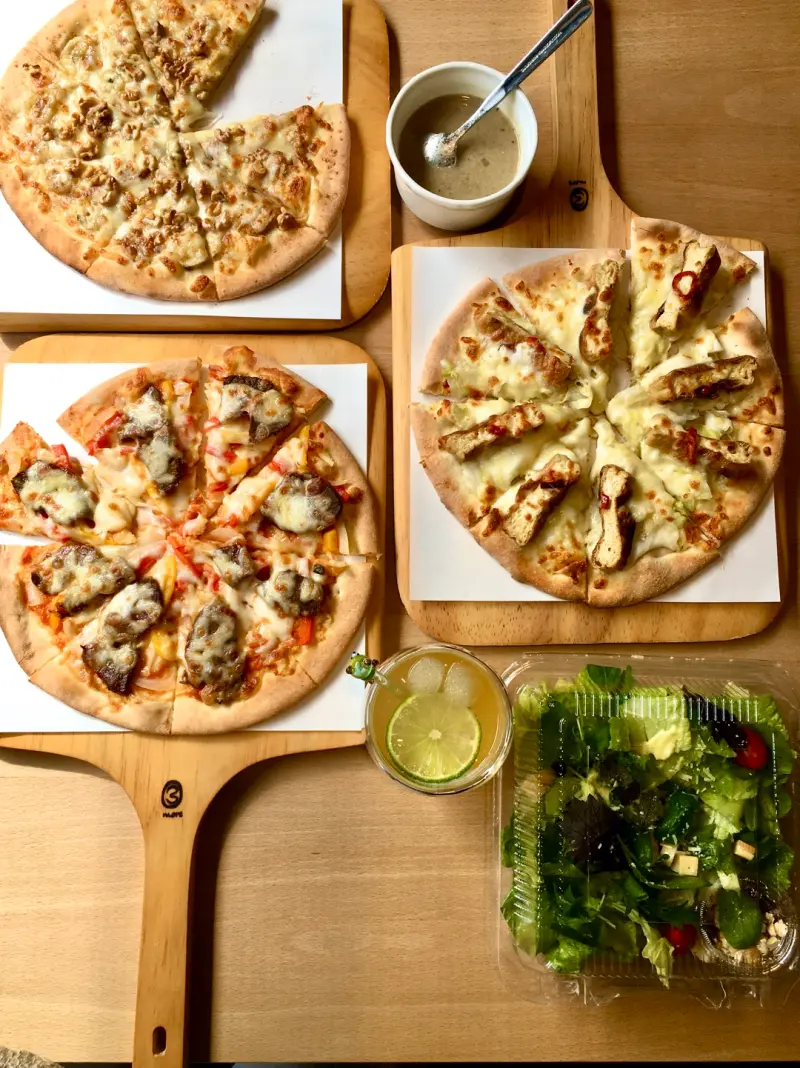 新竹美食。Family Pizza手工窯烤比薩 光復店。新竹創意比薩口味龍頭教主。麻辣臭豆腐比薩。三星蔥鴨賞比薩。剝皮辣椒肉比薩[Miss 飛妮]