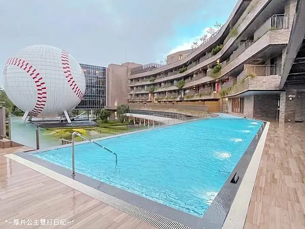 【桃園親子住宿】棒球與史努比主題的親子飯店｜遊戲室、親子打擊、溫水泳池玩好玩滿｜名人堂花園大飯店｜棒球名人堂