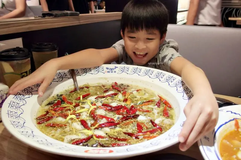 逢甲大份量特色餐點 香辣脆爽酸菜搭配鮮嫩魚片 免費暢飲洛神花茶陳皮茶