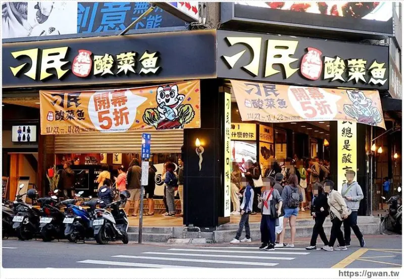 台中首間巨無霸酸菜魚來囉～營業到凌晨兩點、洛神茶免費喝到飽，還沒開門就排隊！