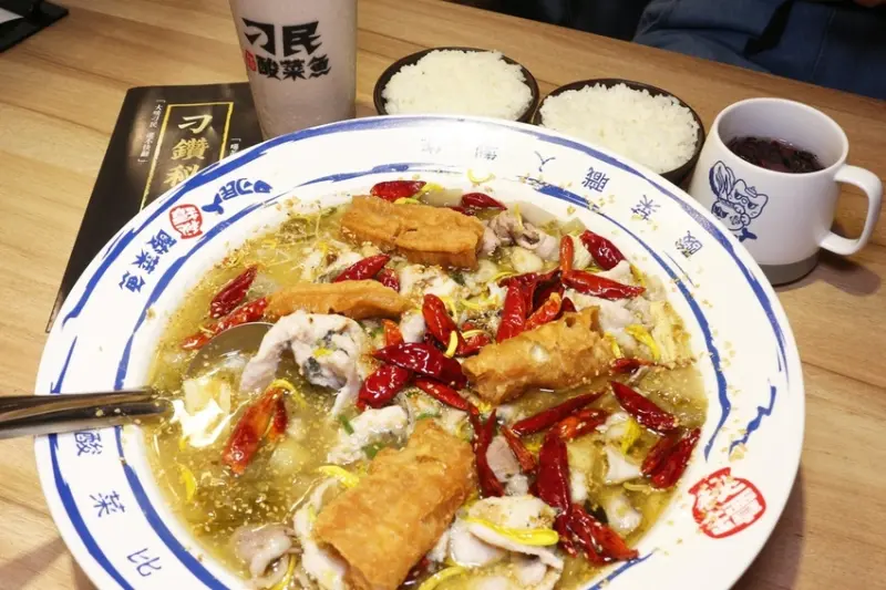 台中逢甲周邊美食刁民酸菜魚  中部特色酸菜魚  香麻湯底酸爽酸菜與細嫩魚肉