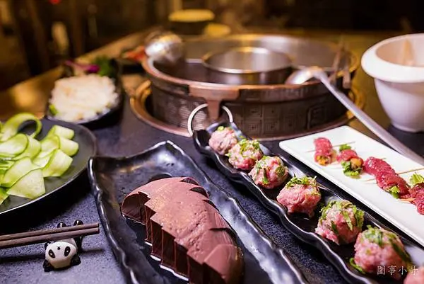 台北東區美食-小膳香成都麻辣火鍋，以花入酒以酒佐鍋，一個人也能在冬夜裡擁抱正宗的麻辣溫度。