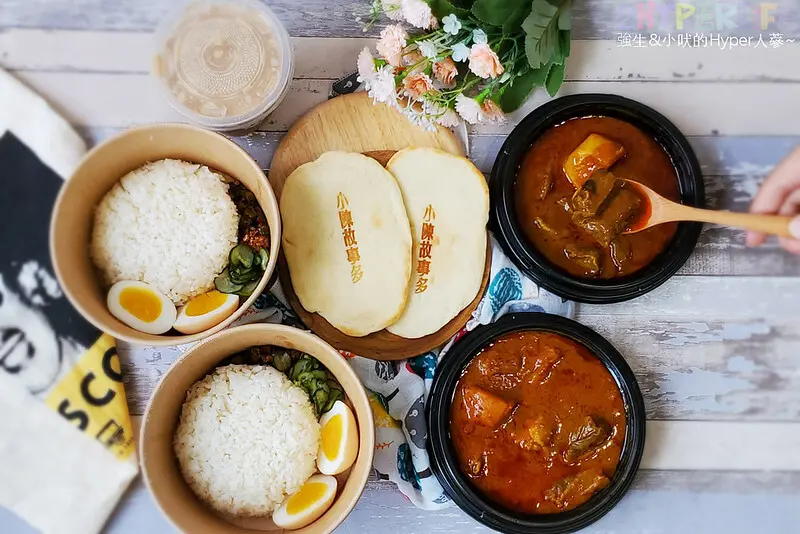 這家重口味馬來西亞風味咖哩，附上奶油烤餅沾醬吃簡直超速配！自製酸菜肉末也是亮點哦～