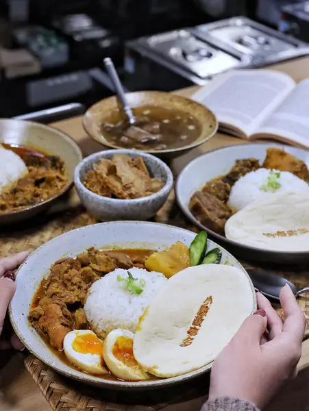 【台中x食記】小陳故事多。馬來西亞風特色咖哩附奶油烤餅。近科博館。營業至凌晨12點宵夜場。