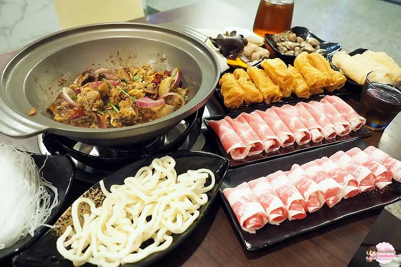 【高雄│新興】港緣 港式麻辣雞煲火鍋│新開幕！一鍋兩吃港式口味（附完整菜單價位）