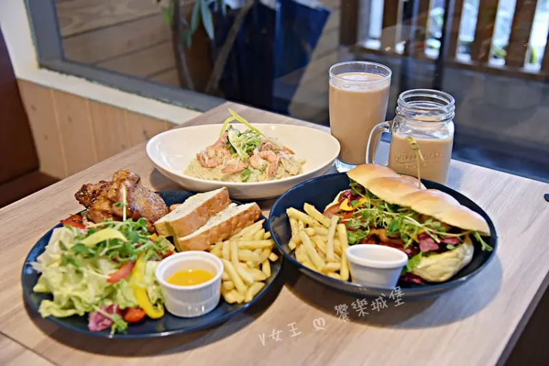 At • First Brunch 緣來-忠孝店 ll 捷運忠孝敦化站美食，隱身巷弄低調美味，看似平凡卻讓人有著入口驚喜，CP值高又份量大的早午餐你一定不能錯過