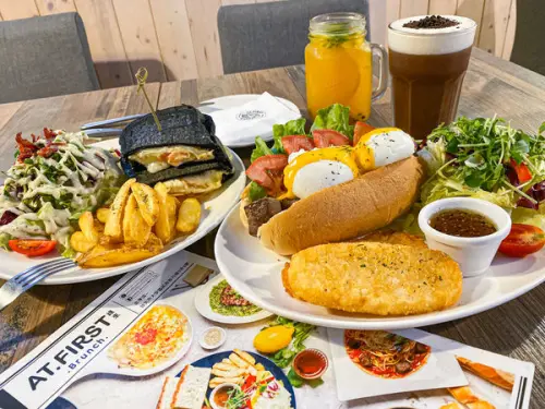 (台北忠孝敦化站)At • First Brunch 緣來-忠孝店 大份量高cp值早午餐 多品項不收取服務費 邪惡起司瀑布 竹炭吐司 明太子鮭魚起司蛋捲 骰子牛 療癒班尼迪克蛋