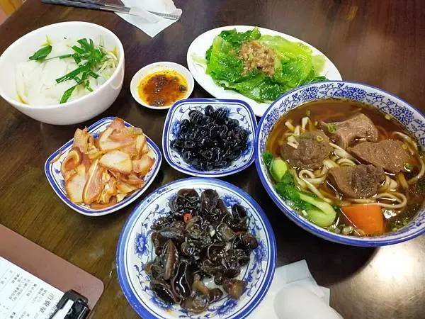 苗栗~大鼎夏荷牛肉麵館~有大大停車場~免費豆花無限續~