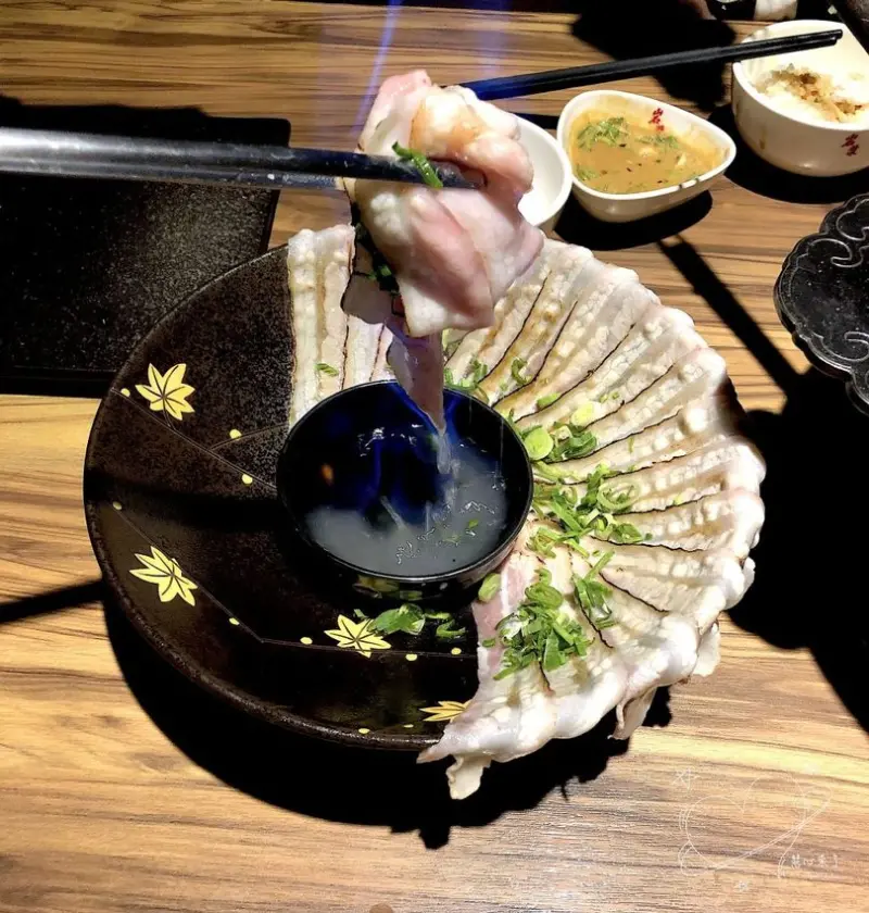 【慧。愛笑的吃貨】新竹岩漿火鍋.獨門招牌火焰炙燒豬.高單價鴛鴦鍋