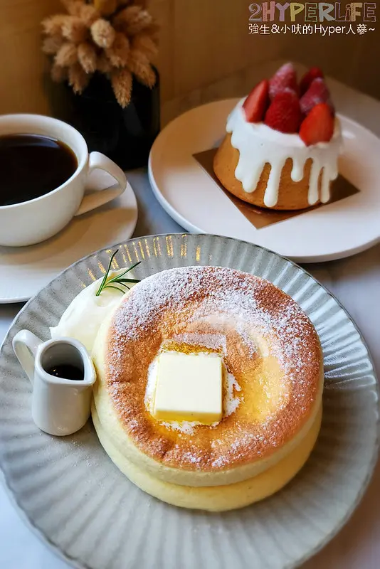 原來不止有精緻法式甜點，貝爵妮法式點心坊│厚鬆餅口感鬆軟也好吃耶！草莓戚風好可愛～ @強生與小吠的Hyper人蔘~