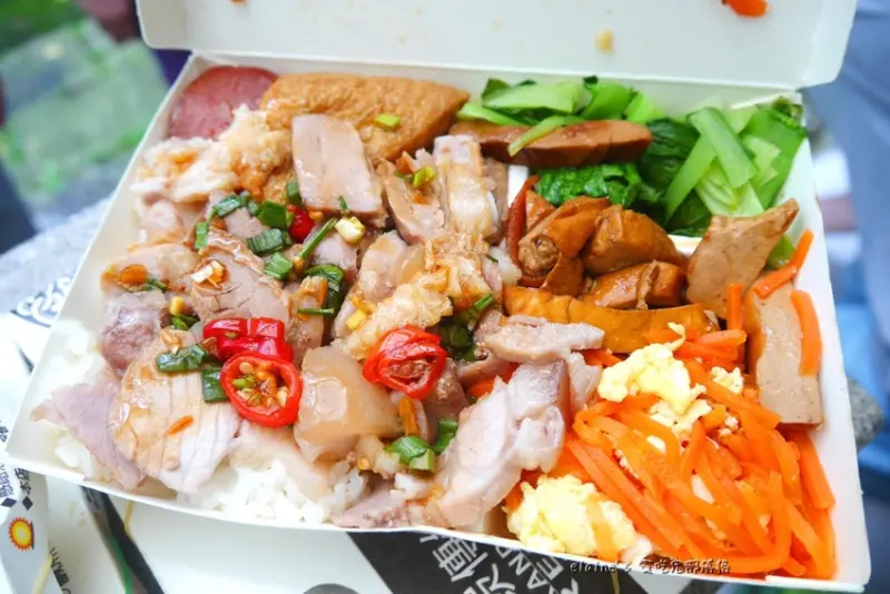 吃。新北新店《老赤崁．新美食》好吃又便宜的便當就躲在光明街內，在地人才知道的好味道