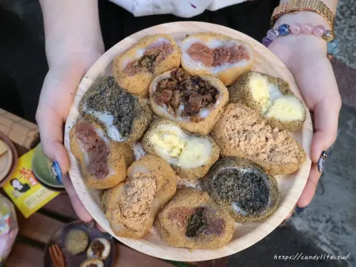 台中必吃麻糬！芳塢碼頭麻糬，現點現做，每日限量，激推招牌麻糬一顆吃到三種料！