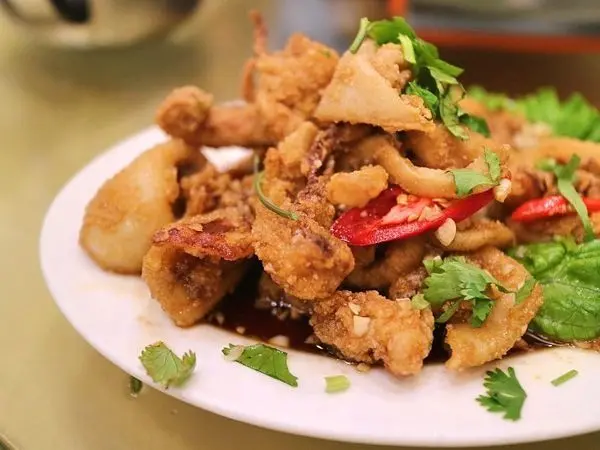 【台北.客家菜】品冠小館，再來三盤糖醋墨魚！還招待尖起來的水果盤