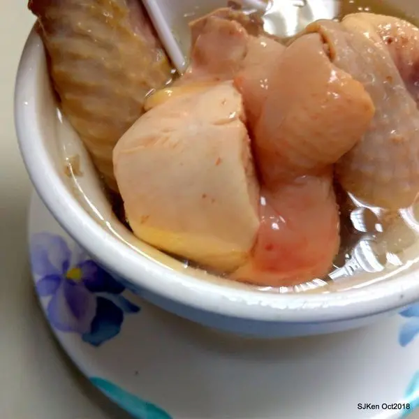 (台北捷運松山信義線台北小巨蛋站周邊美食)「冠京華點心總匯」--- 天冷了! 來盅入口軟嫩潤喉暖心的「元盅雞湯」! 