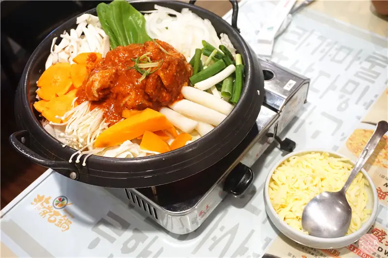 非常石鍋-韓式料理。台中北屯區多樣韓式料理，手工韓式小菜吃到飽，穿韓服，韓國場景直接搬進來拍的夠!