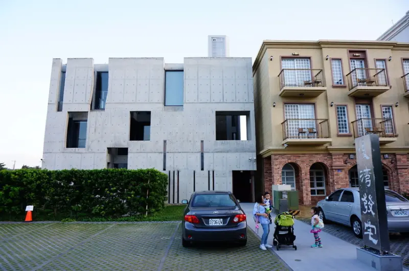 屏東親子輕旅行DAY1車城-後灣發宅清水模海景民宿(上)，後灣發宅親子徜徉，時光隧道301房&熊家萬巒豬腳車城分店