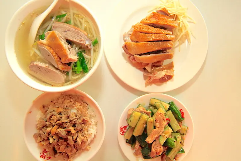 吃。高雄｜新興區。飄香超過40年，用餐氛圍很高雅舒服，有超多菜色供選擇，整體餐點美味定價稍微偏貴「聰明鴨肉飯」。