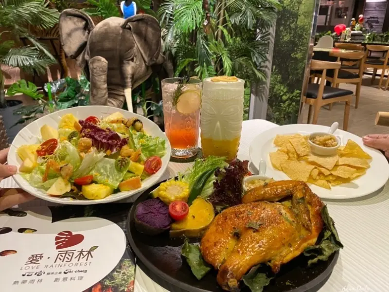 | 高雄美食 |超有創意的熱帶雨林餐廳/彷彿來到大自然用餐/還有投影動物影片/愛．雨林餐廳