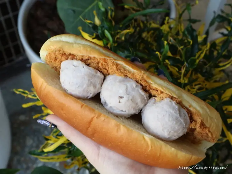 三田xshasha│超狂芋頭餐包，搭配鹹香肉鬆超絕配，隱藏版芋見烤肉嫩蛋丹麥吐司，芋泥厚到不行！