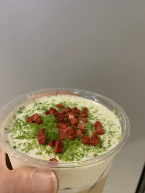 台北喆日茶飲聖誕月限定-醜毛衣生乳/檸檬香氣酸甜草莓乾(偷渡一杯花花脆生乳)