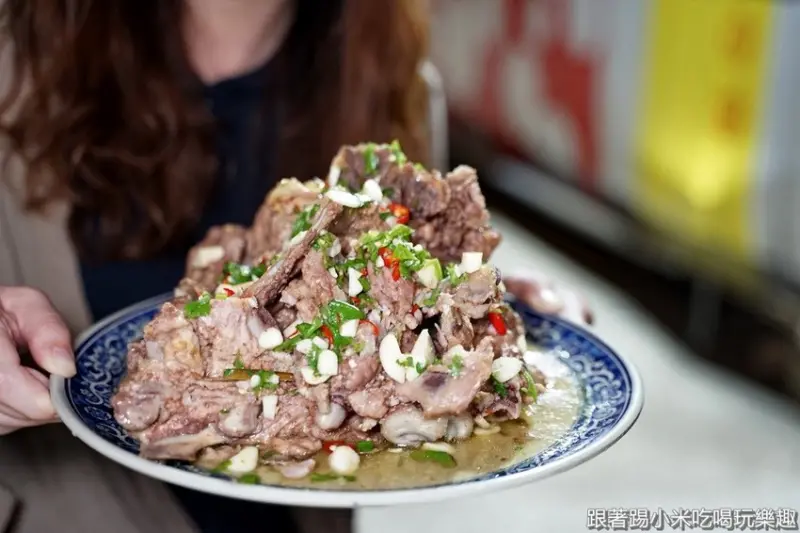 新竹超浮誇排骨滑山的泰國＋越南的貨櫃屋美食。大推牛筋麵及串烤- 跟著踢小米吃喝玩樂趣