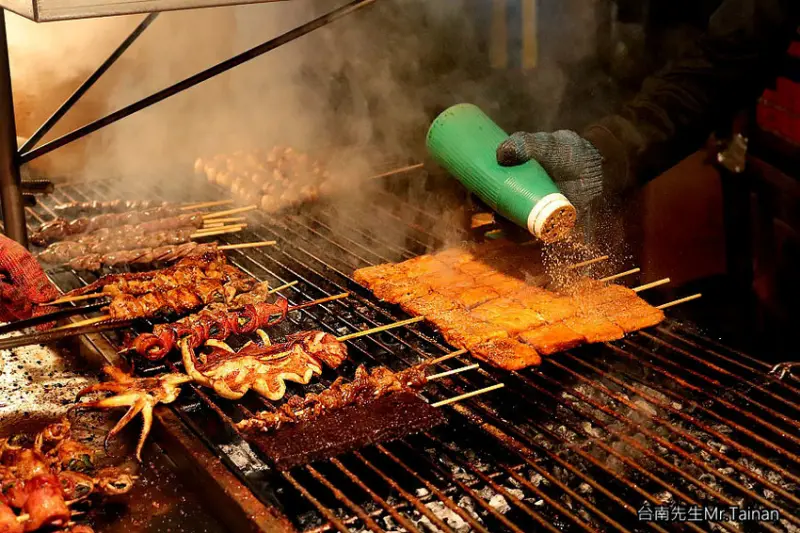 台南烤肉攤／夜市限定30多年老店／一週只賣3天／一擺攤就排隊／木炭烘烤超入味／獨家秘方特調醬汁
