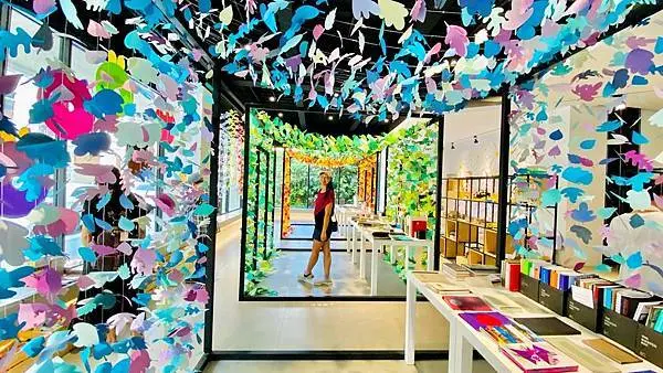 2020台中親子免費景點│紙博館紙的空間│超唯美觀光工廠│夢幻的紙藝術隧道│拍照打卡送小禮物│免費送疊紙卡可DIY
