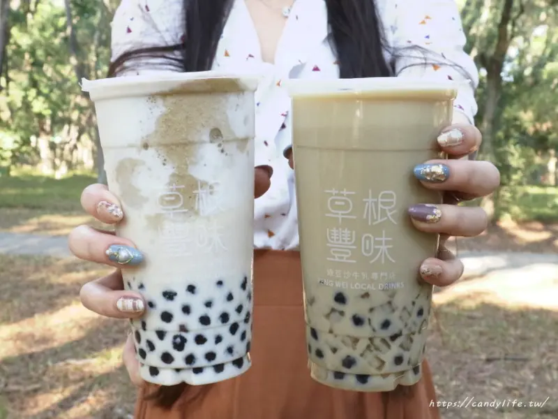 綠豆沙也可以熱熱喝！草根豐味推出冬季限定＂綠豆燒牛乳＂，多了珍珠及粉角，鮮奶茶兩杯只要60元！