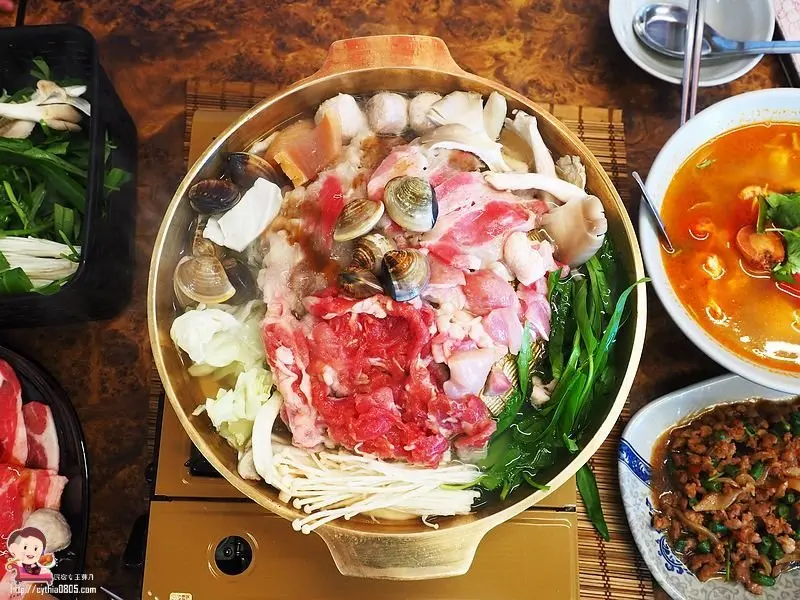 內壢又有新的平價泰式美食啦，雙人銅盤烤肉299元，單人套餐只要199元，大盤椒麻雞只要100元，老板到底有沒有算成本啊