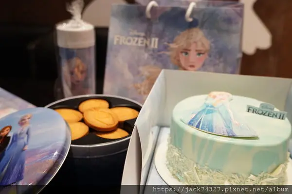 {台中美食}超夢幻大理石鏡面蛋糕，冰雪奇緣迷們絕對不能錯過：BAC蛋糕『冰雪奇緣造型雪藏蛋糕』，還有超可愛『微笑雪寶造型手工曲奇』