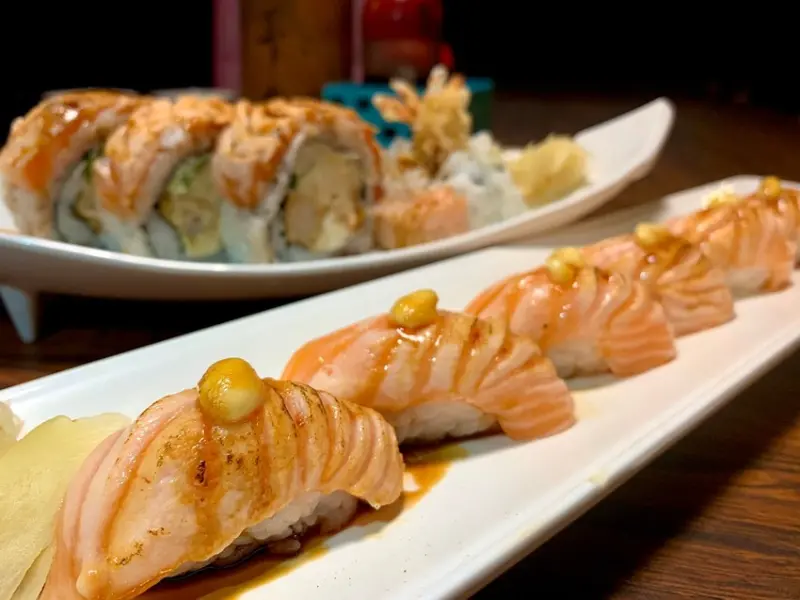 太春日本料理｜漁港直送海鮮！創意毛毛蟲壽司！鮭魚香氣逼人的火烤鮭握壽司!台北小巨蛋日本料理美食推薦