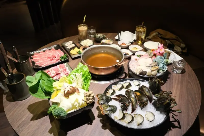 銅花精緻涮涮鍋 蘆洲集賢店, 燈光好氣氛佳的高級包廂式火鍋/提供桌邊服務