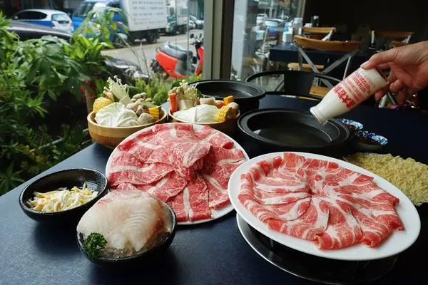 【台中】敝姓鍋(向心南店)│姓名一筆劃就送一蝦的敝姓鍋，整瓶高大牛乳的牛奶起司鍋還有麻辣牛奶鍋、炒雞鍋，個人小火鍋推薦。