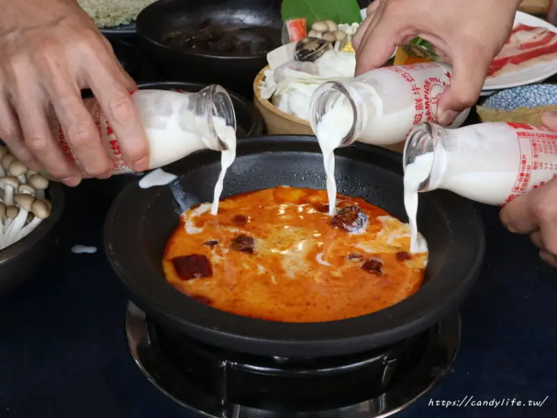 敝姓鍋│四川麻辣鍋加入整瓶高大牛乳的創新組合！濃郁奶香多了迷人的麻辣香～
