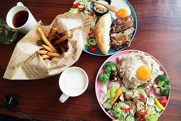 高雄市鼓山區凹子底餐廳推薦＊【Humble Cafe 亨寶咖啡】用老屋、綠意點綴色彩，以豐富的食物搭配，是與姊妹聚餐的好選擇