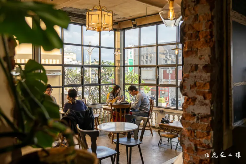 屏東縣恆春鎮伯虎在二樓 |恆春老街必訪計時咖啡館，絕美老宅玻璃屋，直接美到心坎裡～