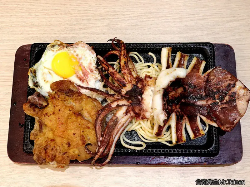 台南平價牛排／夜市擺攤賣到開店面／在地飄香將近30年／傍晚才營業只賣5小時／在地人從小吃到大