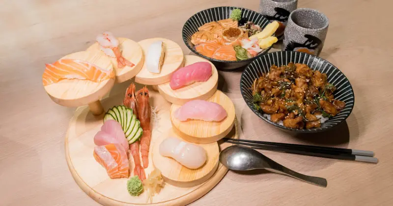 【台南美食】意外好吃的三杯雞丼飯｜顆顆飽滿握壽司｜生魚片新鮮不打折｜壽司丼飯專賣店｜平價外帶日式便當~~心丼食堂 - 南人幫