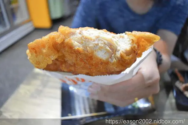 中壢雞排。精靈雞排-中壢新生店。重量級的爆汁厚切雞排，口感紮實飽滿。吃一塊就飽足的厚雞排