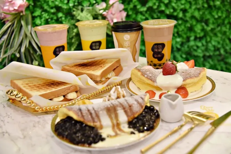 【台北美食】宙斯果霸 大安店 ZeusBar ~ 24HR東區甜點鬆餅， 霸氣金箔亞樂女神雪花冰、謬思女神舒芙蕾鬆餅、宙斯水果牛奶飲，都是不可錯過的美味，來趟網美下午茶，享受專屬自己的小宇宙 !!