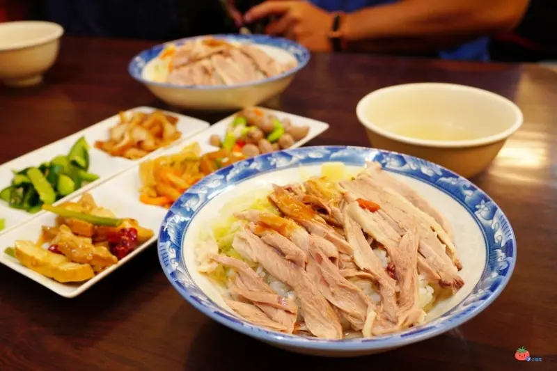 【鶯歌八德小吃推薦】趁早來！6點半就賣光，鼎紀鵝肉飯，鵝油扒飯太香了！內用免費喝當歸鵝骨湯～全台前10名好吃！