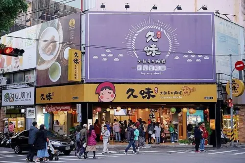 台中限定的金莎巧克力麻糬出現在台中耶誕燈會旁~現點現包，人潮超誇張！