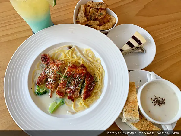 【嘉義聚餐推薦】努逗風味館嘉義店。手繪地中海風牆面圖繪，一秒踏入歐洲，餐點美味又好拍，適合聚餐｜努逗風味館菜單