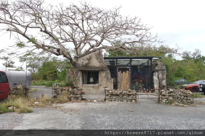 樹夏飲事 | 鳳凰樹下廢墟美玻璃屋 【屏東恆春】