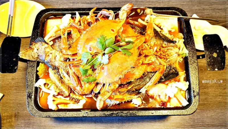 【新北美食】水貨烤魚火鍋－板橋店／萬里蟹烤魚鍋，一魚多吃，超浮誇的螃蟹山，蟹膏蟹黃滿滿滿，免去海港就能吃到最新鮮的海鮮
