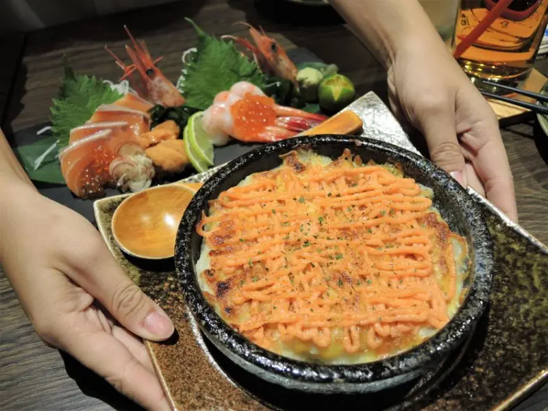 竹崎居酒食堂｜後火車站夜晚聚會新選擇！創意蒜香雞腿肉口感十足！粒粒分明墨魚炒飯！北車日本料理推薦、北車居酒屋美食推薦