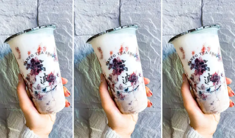 嘉義首家販售 IG爆紅飲料店「萬波島嶼紅茶」推出冬季招牌主打「紫米芋芋椰奶」滿滿小芋圓，就是要塞爆！芋頭控必喝飲品！