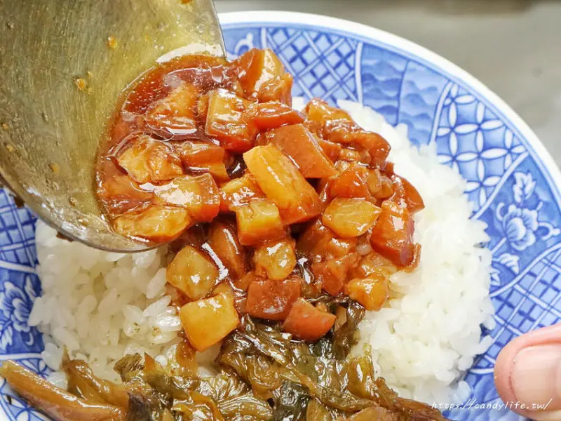 林記飯館│台中人氣銅板美食，超大滷雞腿飯只要65元，激推招牌滷肉飯，滿滿滷肉令人齒頰留香～